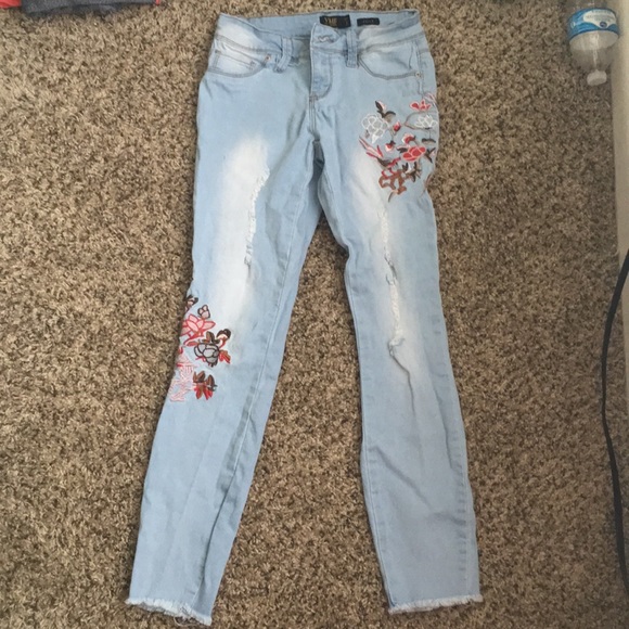 Ripped light blue jeans with frayed hem - Picture 2 of 6